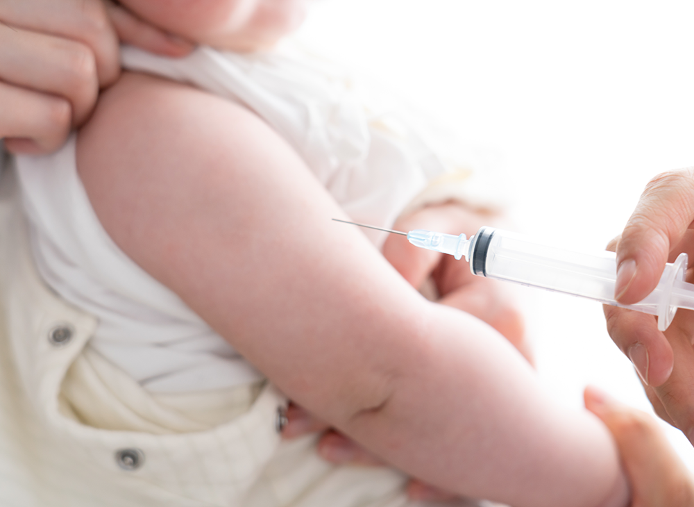 予防接種を受ける赤ちゃん